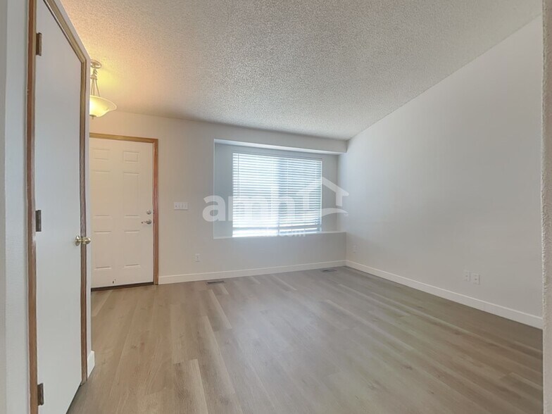 Building Photo - 4077 Ensenada St