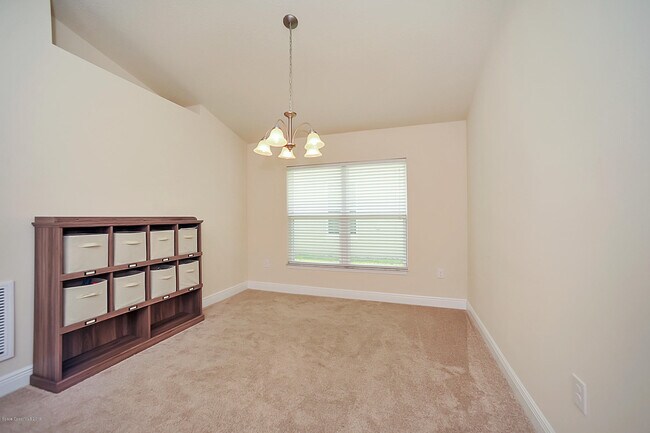 Building Photo - 553 Hollow Glen Dr