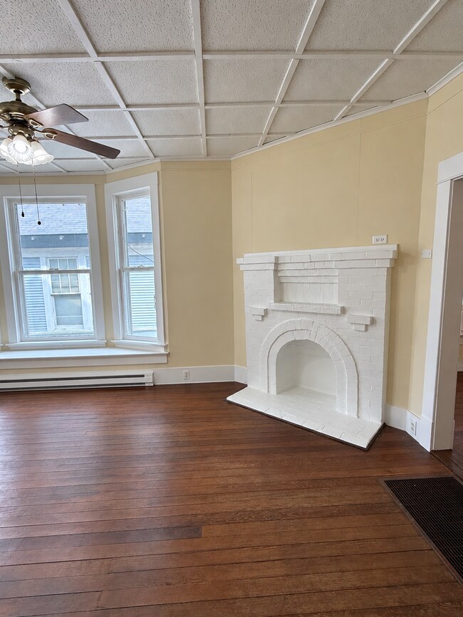 Building Photo - 739 College St