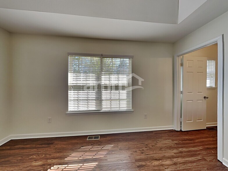 Building Photo - 108 River Watch Dr