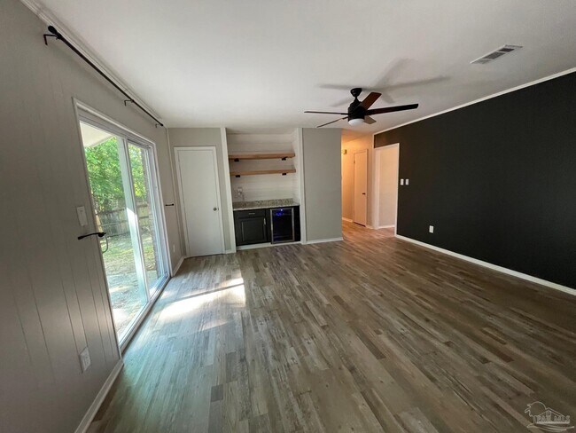 Building Photo - 4615 Gladstone Dr