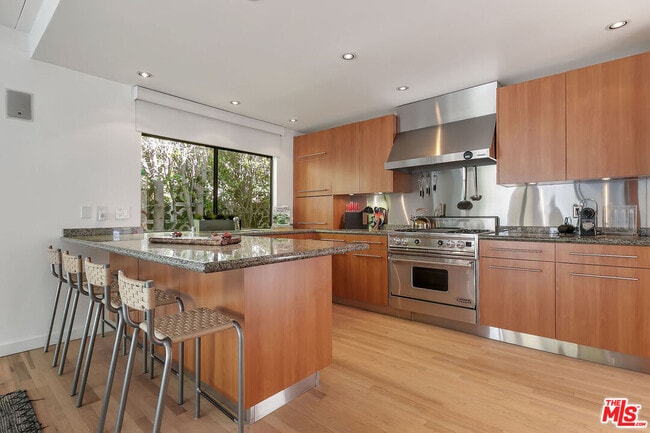 Building Photo - 1644 Marmont Ave