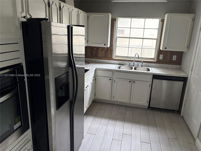 Building Photo - 1606 Churchill St