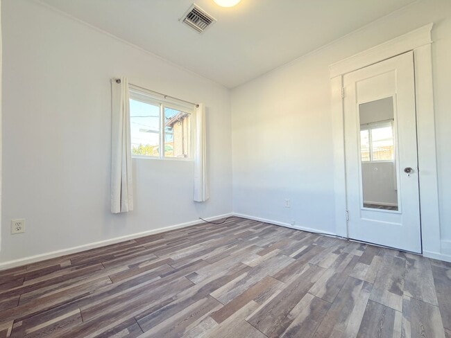 Building Photo - 1007 De Foe St