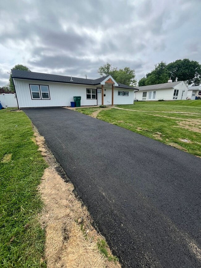 Building Photo - Beautiful brand new 4 bed 2 bath for Rent single home with yard in Levittown