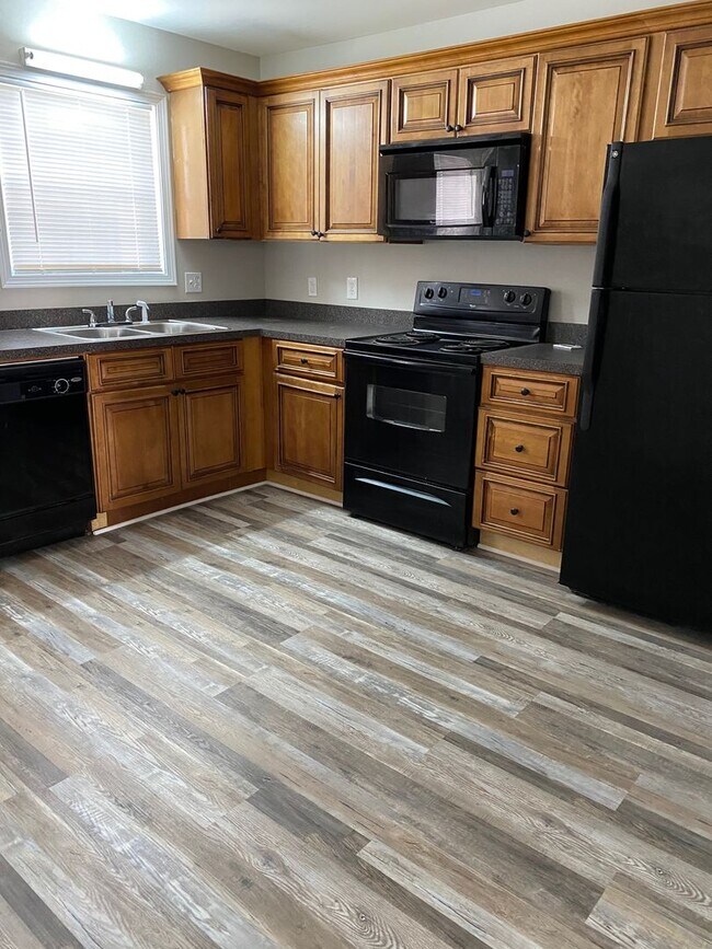 Building Photo - Great 2 bedroom townhome community located near downtown Dallas