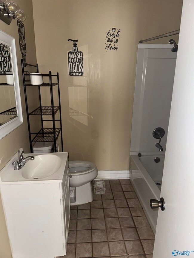 Building Photo - 2728 Clayton Dr NW