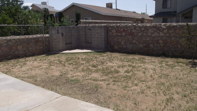 Building Photo - East El Paso 3 bed Refirg A/C