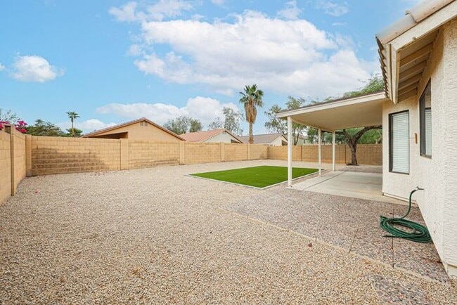 Building Photo - Welcome to this Charming 3 BEDROOM , 2 BAT...