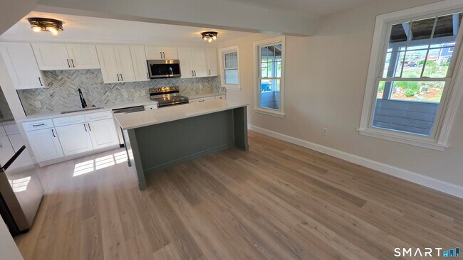 Building Photo - 47 Cosey Beach Ave