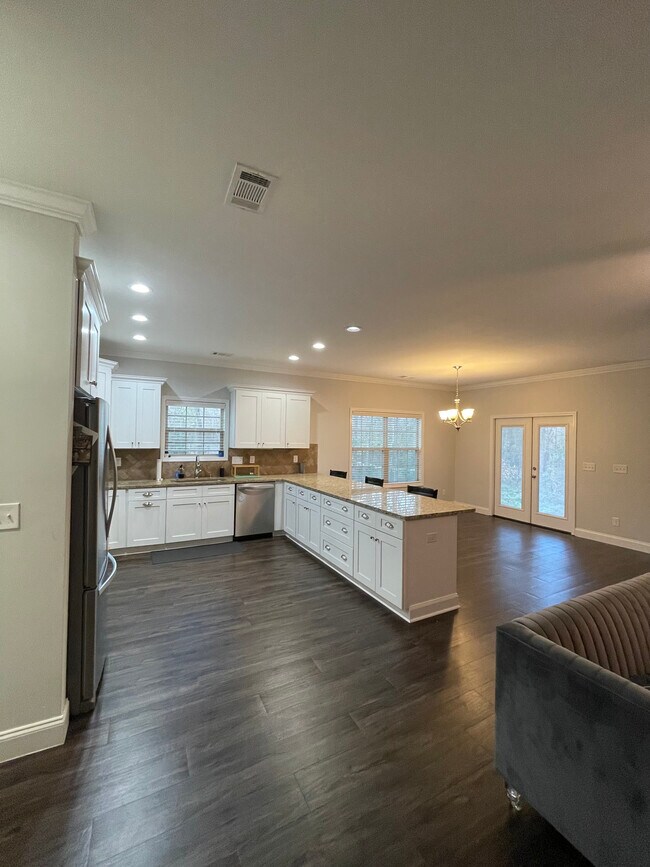 Building Photo - 102 Village Walk