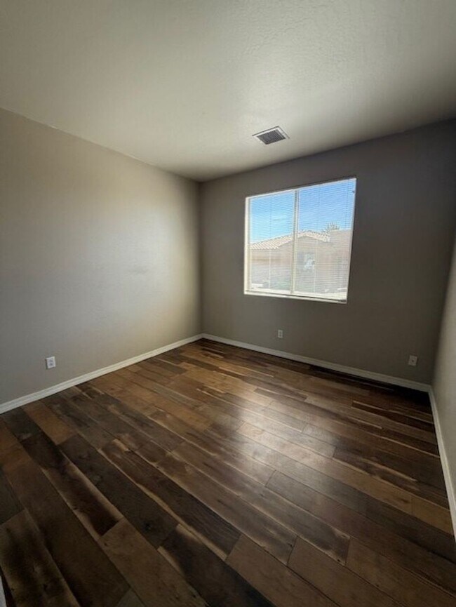Building Photo - 3 Bedroom 2 Bath Home - Contact Property Pros Property Management