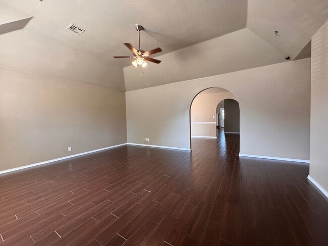 Building Photo - Large 3 bed 2 bath with 2 car garage.