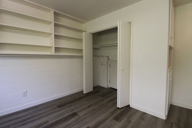 Building Photo - 298 Country Club Dr