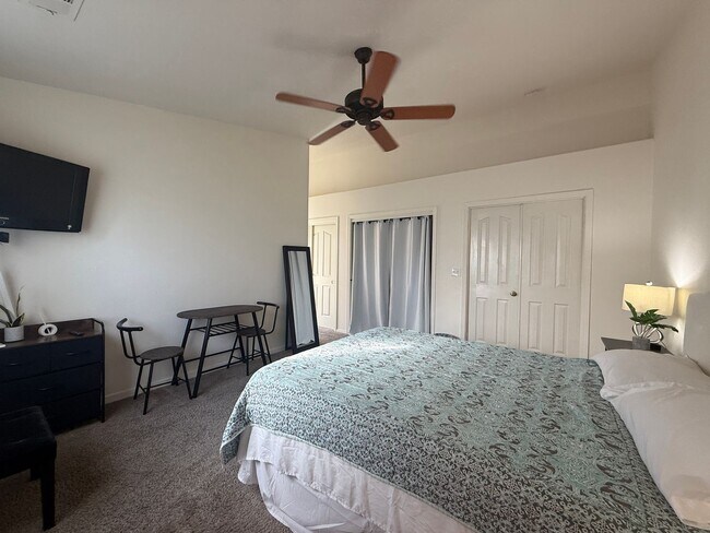 Building Photo - 3 bedrooms, 2 full bathrooms single-story home located in the heart of Visalia, CA.