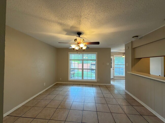Building Photo - 358 Valley Park Dr