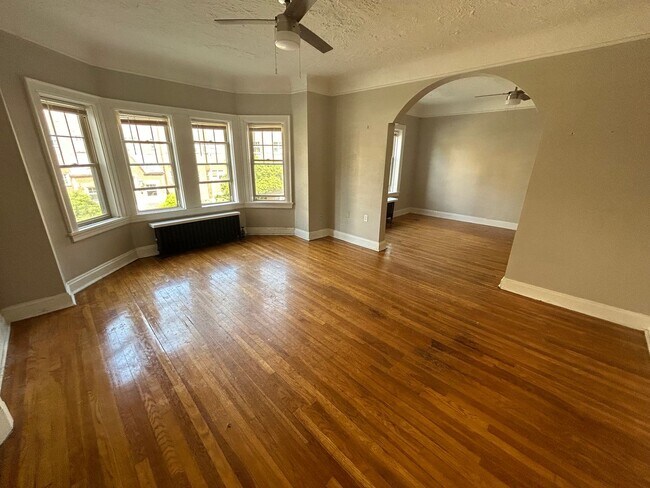 Building Photo - Spacious Apartment for Rent in Edgewater!
