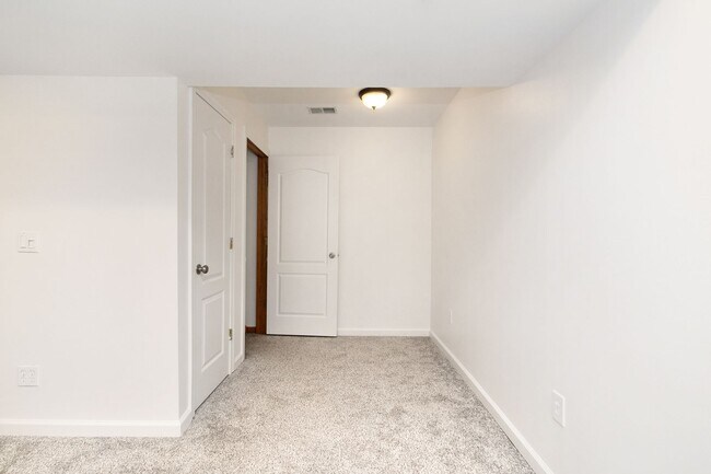 Building Photo - Large Family home For rent!