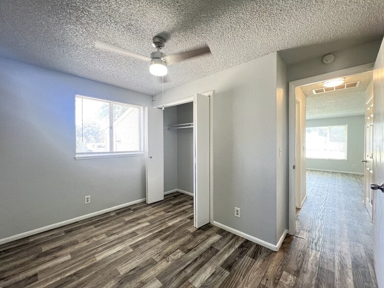 Building Photo - 906 E Bergeson St