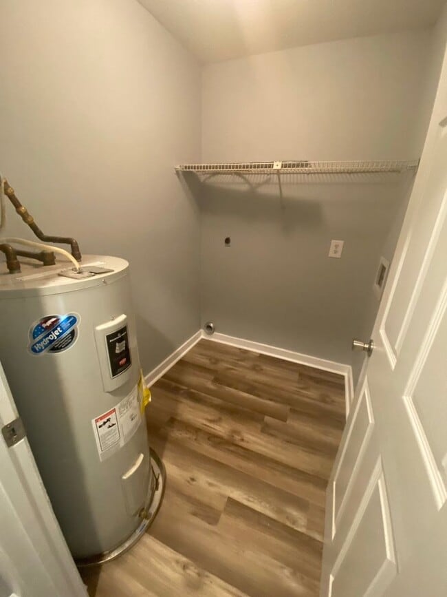 Building Photo - Centrally Located Duplex Unit w/Easy Acces...