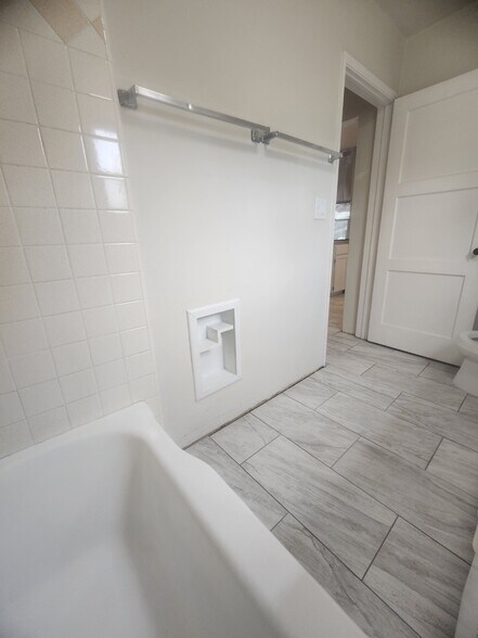 Building Photo - 908 Park Hill Dr