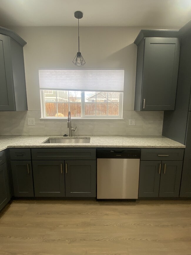 Building Photo - 1341 N Stratton Ave