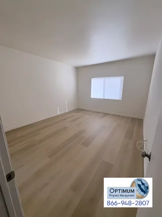 Building Photo - Spacious 4-Bedroom 2-Bathroom Home with Fireplace & Large Backyard