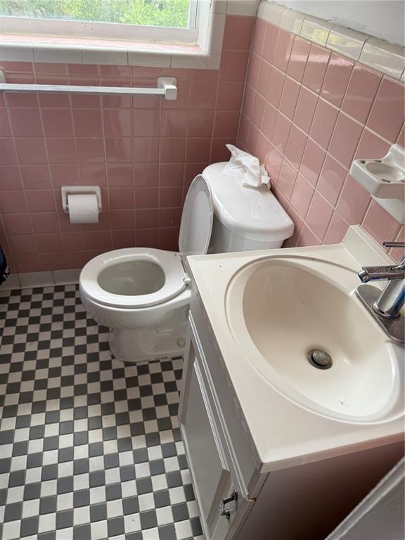 Building Photo - 1247 Lakeview Dr