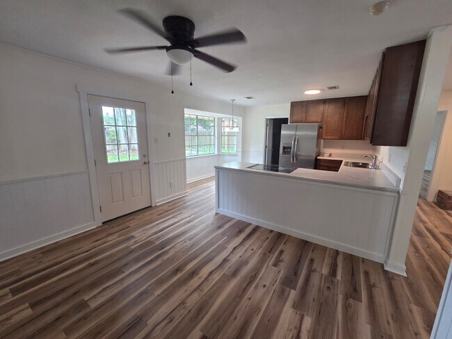 Building Photo - 237 Saratoga Dr