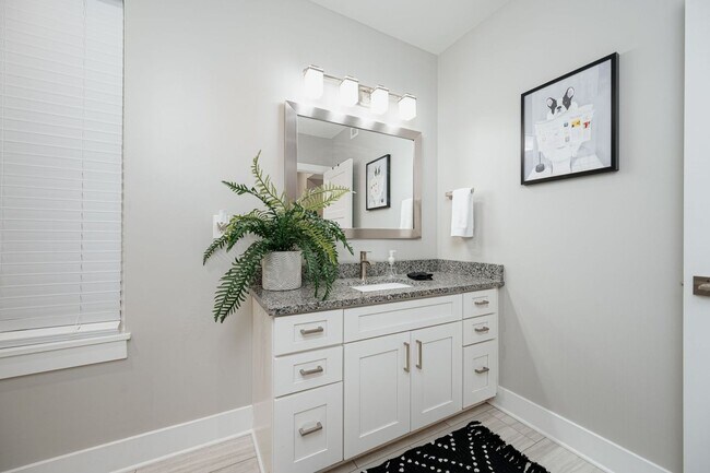 Building Photo - Short North! Fully Furnished 1 Bedroom, 1 ...