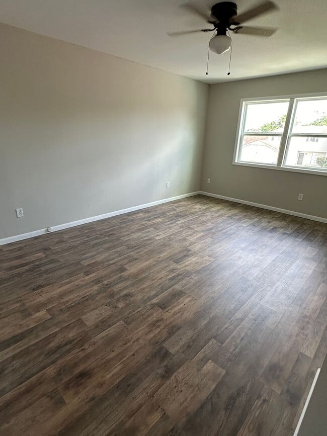 Building Photo - 2 Bedroom Townhome for RENT - WEST END BEA...