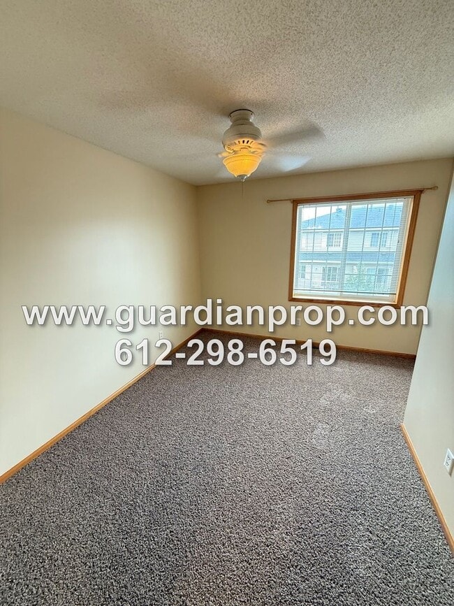 Building Photo - End Unit Townhouse Available Now, Updated ...