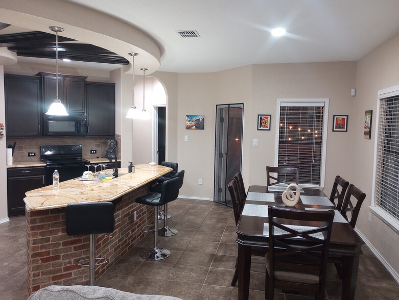 Building Photo - Room in House on Arabian King