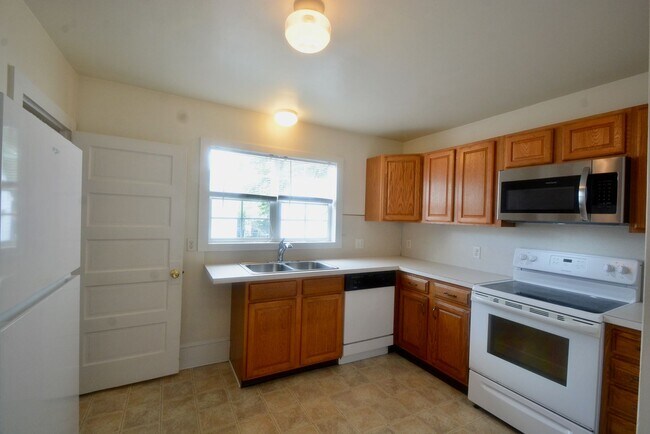Building Photo - This one is Perfect!! It's a 2 Bedroom Single-Family Home with a Garage in Smyrna