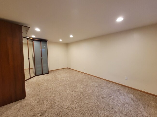 Building Photo - Upscale and Spacious Cedar Falls House for...