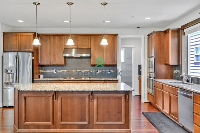 Building Photo - A spacious 4-bedroom+ 2 dens +Bonus Room a...