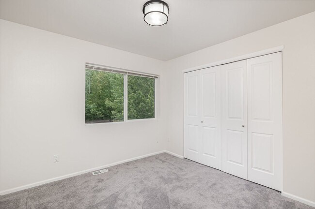 Building Photo - Townhouse available in lynnwood