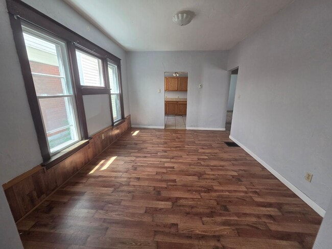 Building Photo - Lower 2 bedroom unit.