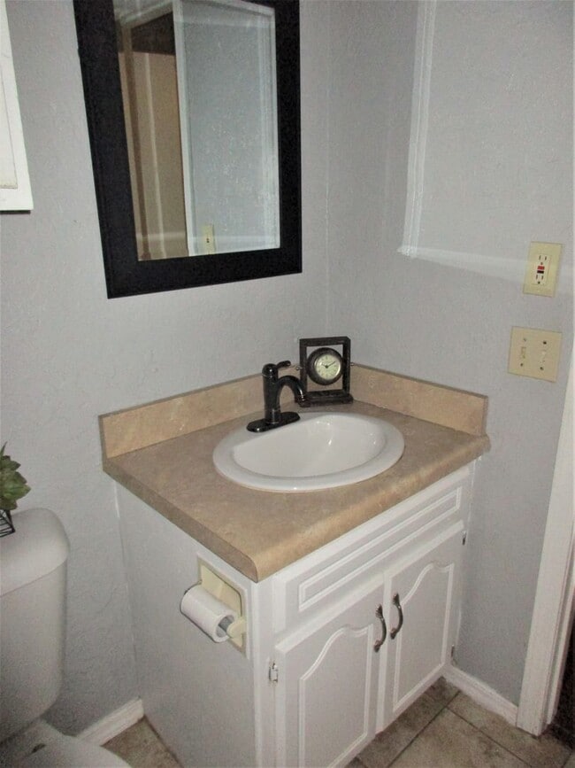 Building Photo - Move in Ready 3 or 4 bedroom