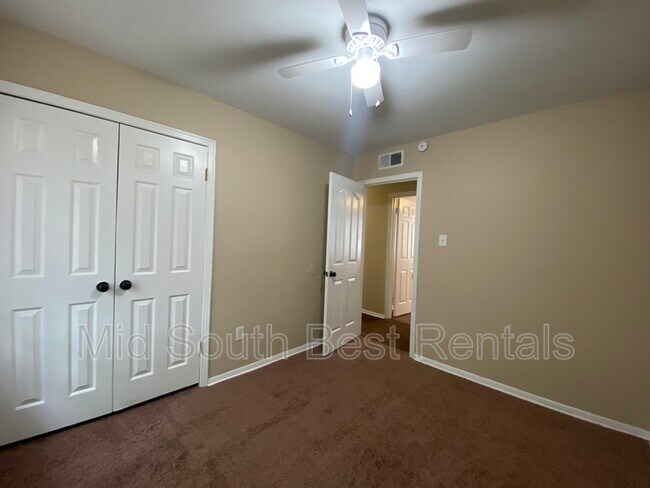 Building Photo - 3988 Oakshire St