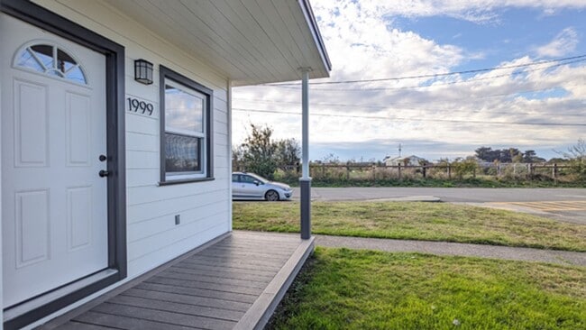 Building Photo - Cute Remodeled Arcata Home
