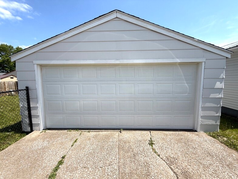 2-car garage - 1403 Emerald Dr