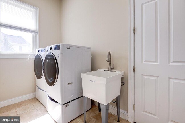 Building Photo - 4303 Evergreen Ln