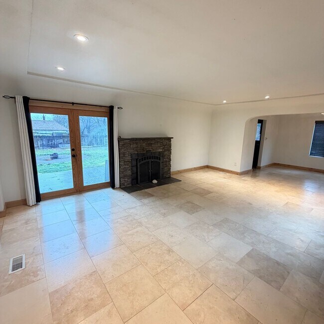 Building Photo - 3025 E 15th Ave