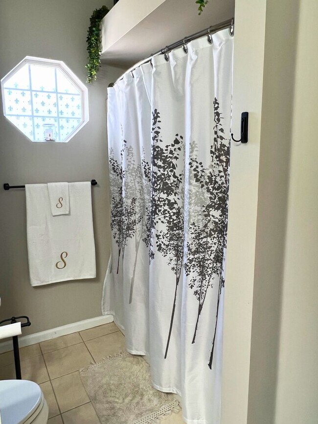 Building Photo - Charming 3-Bedroom, 2-Bath Home with Large...