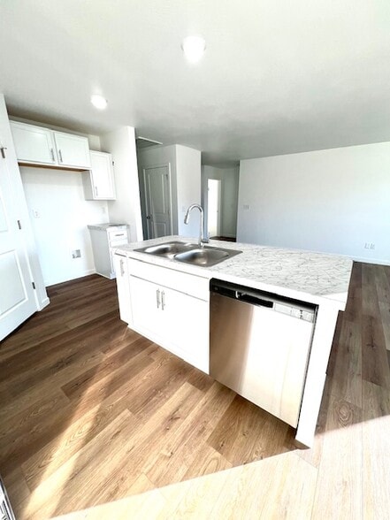 Island, Dishwasher, Pantry - 478 Lennox Blvd