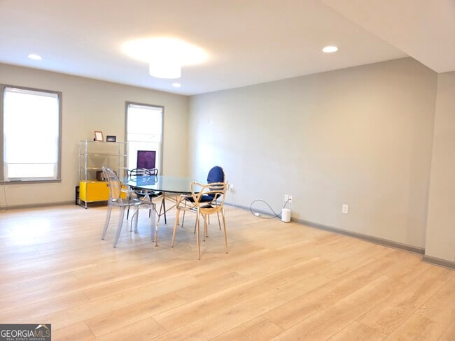 Building Photo - 215 Calgary Dr