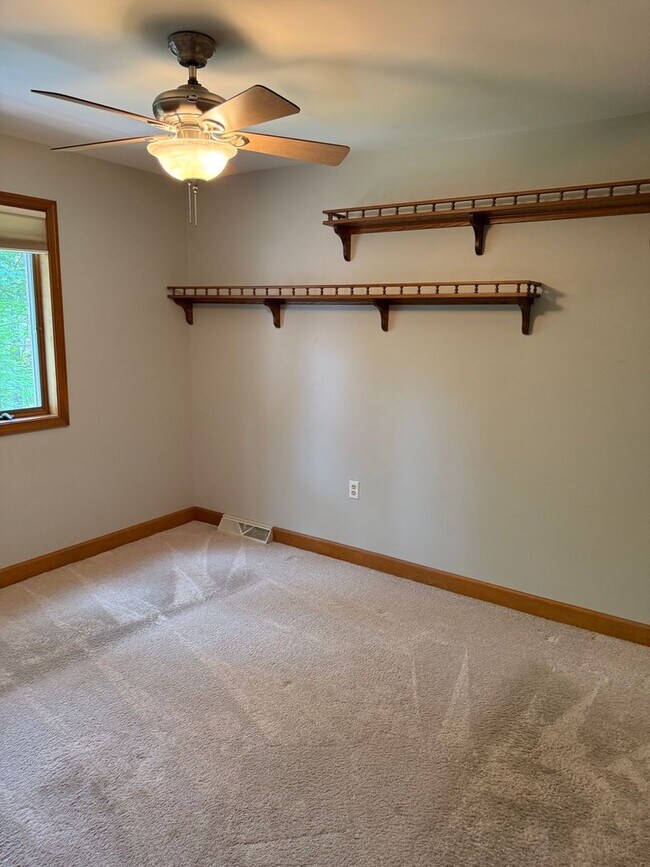 Building Photo - 1531 E Strohm Dr