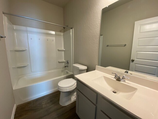 Building Photo - Fabulous 4/2 single story conveniently loc...
