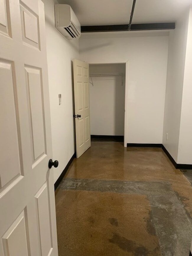 Building Photo - 548 Roosevelt Ave